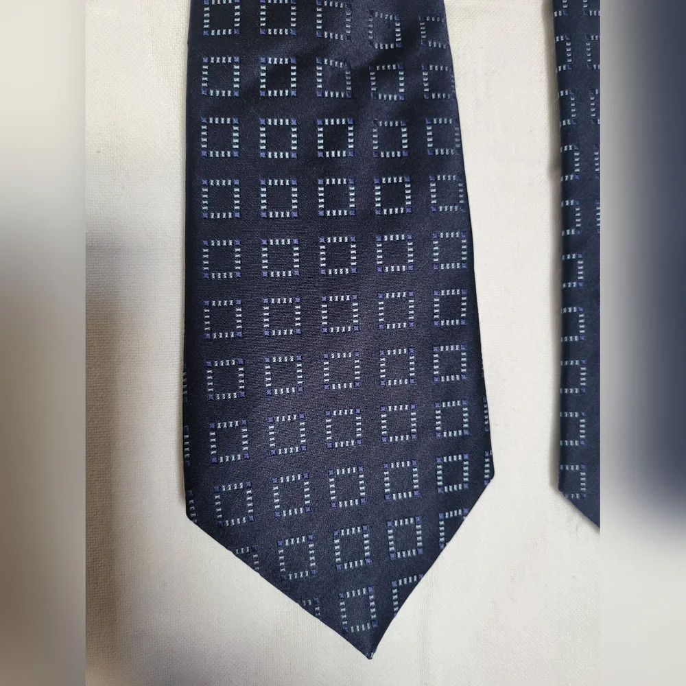 Geoffrey Beene Preppy Navy Blue 100% Silk‎ Geometric Stain Resistant Career Tie